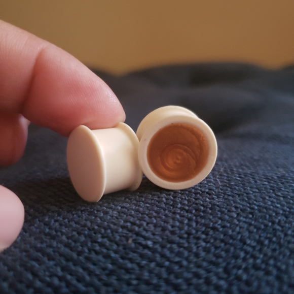 Gold/ Cream Plug - Picture 1 of 3